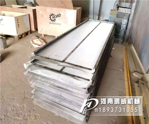 怎么防止石灰粉堵住直線振動篩篩網(wǎng)？
